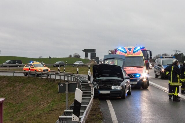 <p>
	Bei einem tragischen Unfall auf der A72 nahe der Autobahnauffahrt Zwickau-Ost ist am Sonntagmittag eine Frau ums Leben gekommen.</p>
