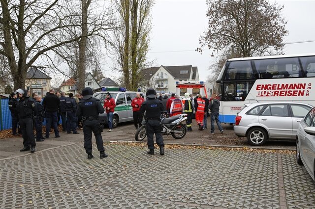 <p>
	Die Polizei beorderte zusätzliche Beamte zum Stadion, die die Situation beruhigten. Allerdings soll es nach Angaben von Rapid-Trainer Thomas Schreyer im Stadioninneren zu Angriffen auf Chemnitzer Spieler gekommen sein.</p>
