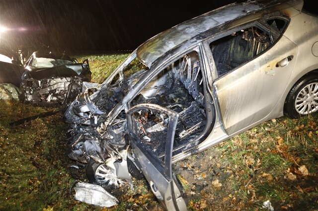 <p>
	Der BMW-Fahrer war im Fahrzeug eingeklemmt und musste mit hydraulischem Rettungsgerät aus dem stark zerstörten Wagen befreit werden.</p>
