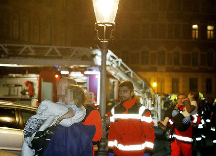<p>
	Bei einem Brand an der Humboldtstraße in Chemnitz sind eine 31-Jährige und ihr zwei Jahre altes Kind verletzt worden.</p>
