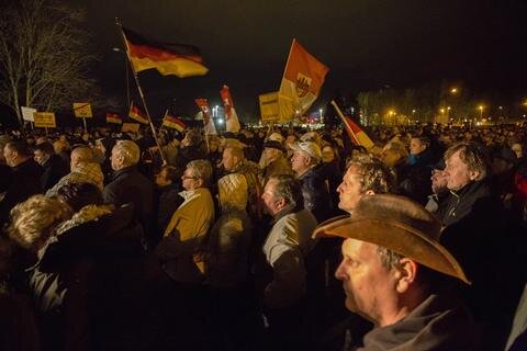 <p>
	„Merkel muss weg“ - dieser Ruf halte Dienstagabend immer wieder über den Kät-Platz nahe der B 95 in Annaberg Buchholz.</p>
