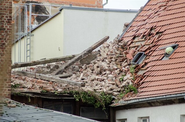 <p>
	In der Fischerstraße in Freiberg stürzte ein Dachgiebel eines Anbaus ein.</p>
