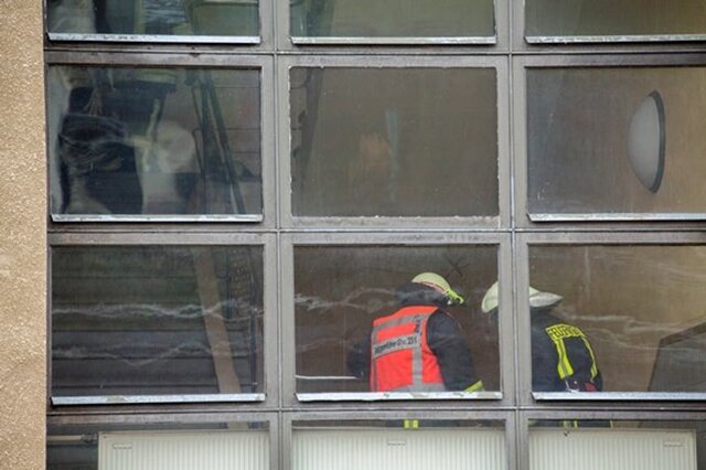 <p>
	Mehrere Trupps waren unter schwerem Atemschutz im Gebäude und löschten den Brand.<br />
	<br />
	<br />
	&nbsp;</p>

