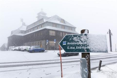 <p>
	Das Fichtelberghaus in Oberwiesenthal zierte am Freitagnachmittag schon eine leichte Schneedecke.</p>
