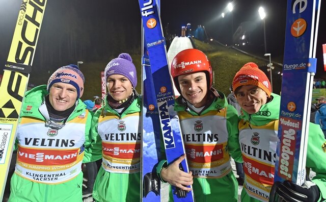 <p>
	Angeführt von Severin Freund haben die deutschen Skispringer wie im Vorjahr den Team-Wettbewerb beim Weltcupstart in Klingenthal gewonnen.</p>
