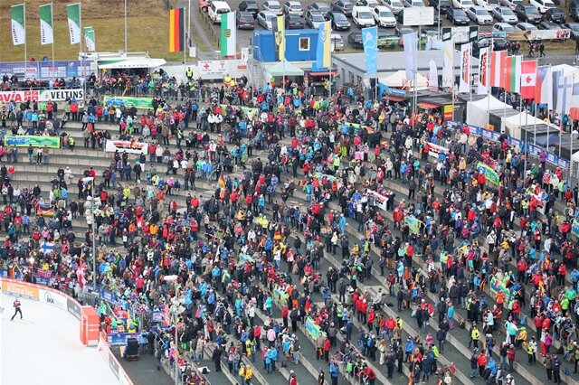<p>
	Vor 7231 Zuschauern in der Vogtland Arena erwischte Olympiasieger Deutschland zunächst einen mäßigen Start.</p>

