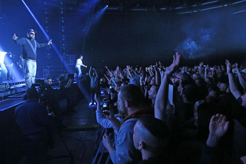 <p>
	Im Vorfeld des Konzerts hatte es ein Treffen mit Zwickauer Fans gegeben. 2500 Besucher kamen zum Konzert.</p>
