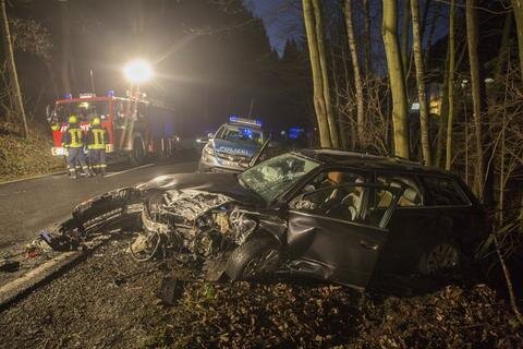 <p>
	Zudem wurden drei Insassen des Audi verletzt. Neben dem Rettungsdienst waren die Feuerwehren aus Gehringswalde, Schönbrunn, Hilmersdorf und Wolkenstein mit 41 Kameraden vor Ort. Die B 101 war über Stunden voll gesperrt.</p>

