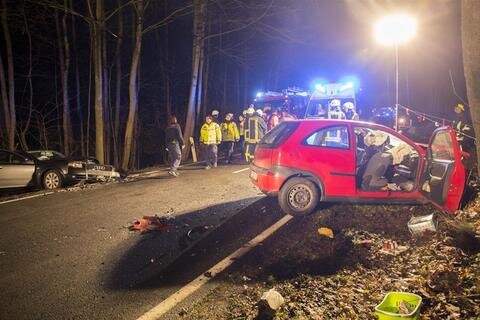 <p>
	Ein Mensch starb noch an der Unfallstelle, ein weiterer Insasse des Opel im Rettungswagen.&nbsp;</p>
