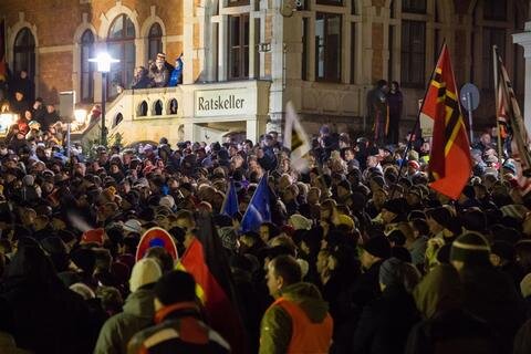 <p>
	Mehrere Tausend Menschen haben am Freitagabend in Stollberg gegen oder für die Asylpolitik der Bundesregierung demonstriert.</p>
