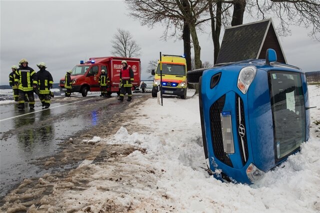 <p>
	Bei einem Unfall auf der Grünhainer Straße zwischen Grünhain und Zwönitz sind am frühen Sonntagvormittag zwei Personen verletzt worden.</p>
