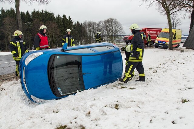 <p>
	Den Angaben zufolge fuhr ein Hyundai-Fahrer in eine Schneewehe und geriet darauf mit seinem Wagen ins Schleudern, rollte in den Graben und kam auf der Fahrerseite zum Liegen.</p>
