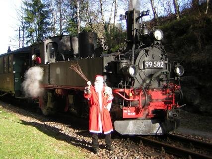<p>
	Die Museumsbahn Schönheide dampft in der Adventszeit: Am zweiten Adventswochenende dampft die Museumsbahn Schönheide durch das weihnachtlich geschmückte Westerzgebirge und lädt zu Nikolaus- und Adventsfahrten ein.</p>
