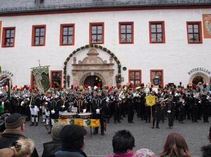 <p>
	Bergzeremoniell vor dem Rathaus in Marienberg.</p>
