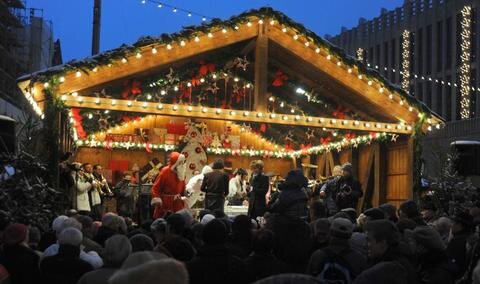 <p>
	Bühne auf dem Chemnitzer Weihnachtsmarkt.</p>
