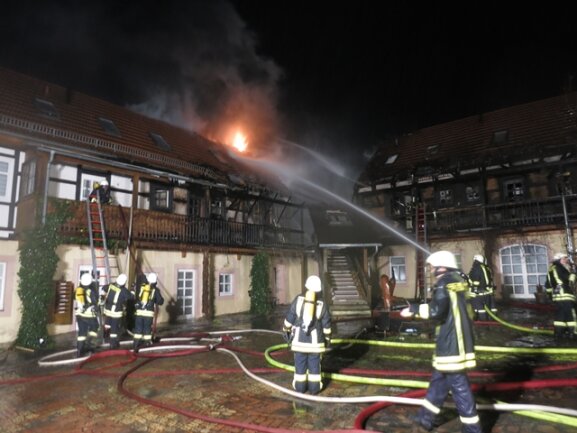 <p>
	Bei einem Großbrand in Hainichen sind in der Nacht zum Dienstag drei Gebäude eines Vierseitenhofes in der Mittweidaer Straße in Flammen aufgegangen.</p>
