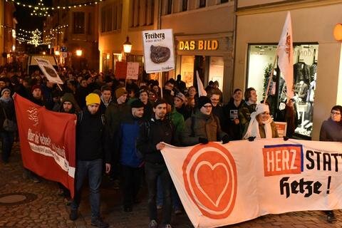 <p>
	Hunderte Menschen haben am Dienstagabend in Freiberg gegen eine Kundgebung der AfD.</p>
