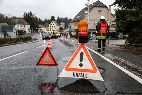 <p>
	Die Bundesstraße wurde halbseitig gesperrt. Sieben Kameraden der Freiwilligen Feuerwehr Naundorf und die Polizei sicherten die Unfallstelle. Es kam zu Verkehrbehinderungen.</p>
