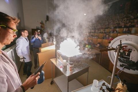 <p>
	Professor Heinrich Lang und seine Mitarbeiter zeigten in Experimenten unter anderem, was Helium mit der menschlichen macht, wie explosiv kann Mehlstaub sein und dass man mit einer Zigarre Metall schmelzen kann.</p>
