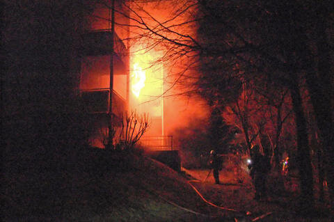 <p>
	Nach einem Wohnungsbrand am Eschenweg in Zwickau ist in der Nacht zum Freitag eine 74-jährige Bewohnerin ums Leben gekommen.</p>
