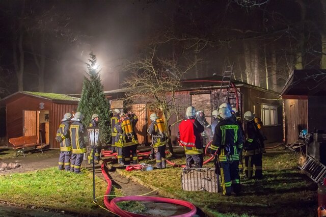 <p>
	Sieben Personen befanden sich in dem Vereinsheim, als der Brand ausbrach, wie die Polizei mitteilte.</p>
