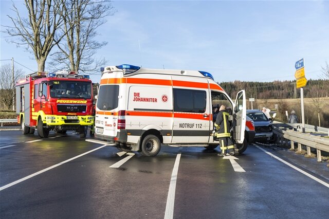 <p>
	Bei einem schweren Unfall auf der S258 bei Elterlein sind am Sonntag offenbar zwei Menschen verletzt worden.</p>
