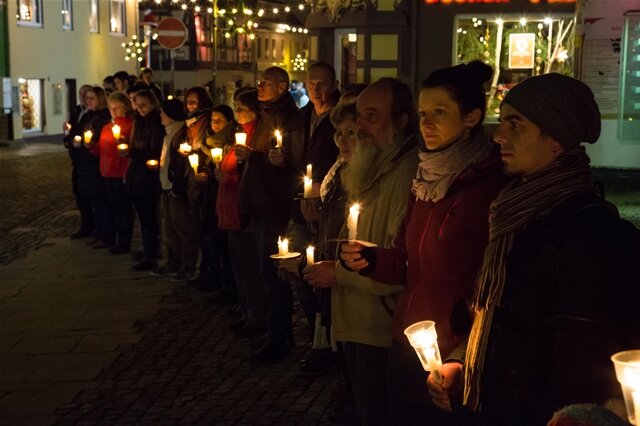 <p>
	Quer durch Stollberg haben am späten Sonntagnachmittag rund 600 Menschen mit einer Lichterkette ein Zeichen für Menschlichkeit und gegen Fremdenhass gesetzt.</p>

