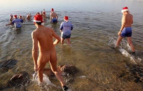 <p>
	Sie schwammen am Donnerstag teilweise nackt im sechs Grad kalten Senftenberger See.</p>
