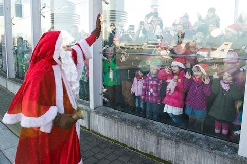 <p>
	Hinter der Aktion steckte der Flughafen selbst. Auch die Deutsche Bahn schickte am Donnerstag einen Weihnachtsmann mit einem Sack voller Süßigkeiten auf den Dresdner Hauptbahnhof. Dort sollten später in der Kuppelhalle Weihnachtslieder gesungen werden.</p>
