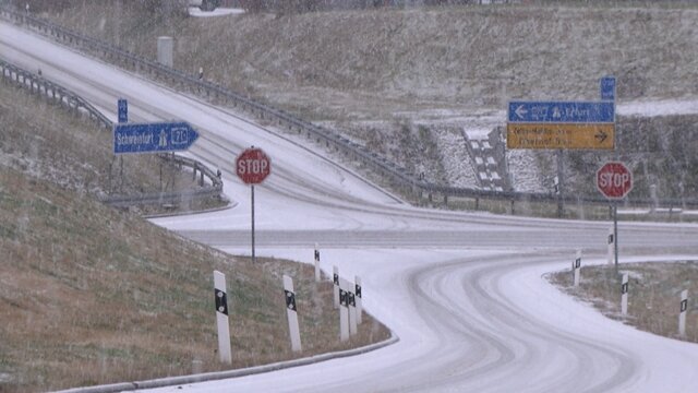 <p>
	Zahlreiche Unfälle gab es auf der Autobahn bei Suhl. Mehrere Pkw krachten bei Eisglätte ineinander.</p>
