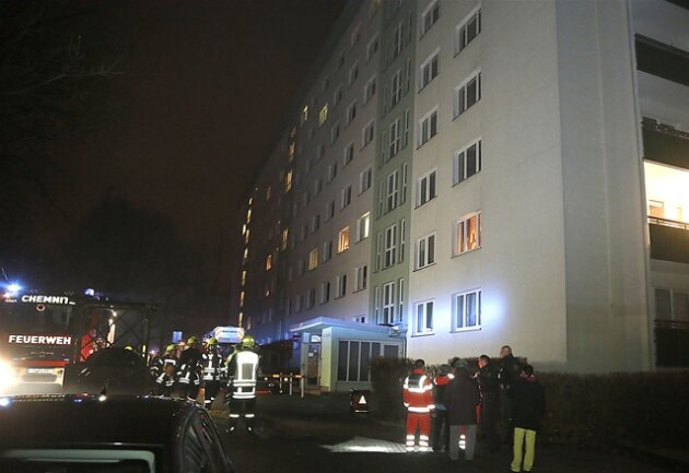 <p>
	Bei einem Brand im Chemnitzer Flemminggebiet ist in der Silvesternacht eine Wohnung stark beschädigt worden. Bei der Mieterin soll es sich um eine ältere Damen handeln, die noch versucht hatte, ihre Haustiere zu retten.</p>
