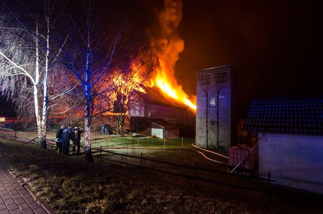 <p>
	Beim Eintreffen der Feuerwehr-Einsatzkräfte brannte eine Scheune in voller Ausdehnung.</p>
