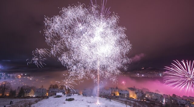 <p>
	Silvester 2015 in Annaberg-Buchholz: Zahlreiche Menschen haben sich um Mitternacht auf der Halde versammelt, um das Feuerwerk über der Stadt zu bestaunen.</p>
