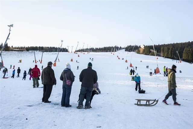 <p>
	Riesenrodelspaß dank der Schneekanonen in Oberwiesenthal. Am Neujahrstag trafen sich hunderte Menschen am Skihang in Oberwiesenthal.</p>

