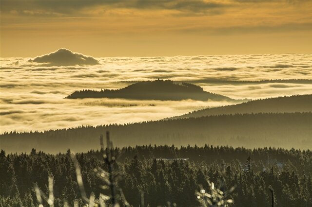 <p>
	Im Tal lag der frostige Nebel, auf dem Berg war es angenehm warm.</p>
