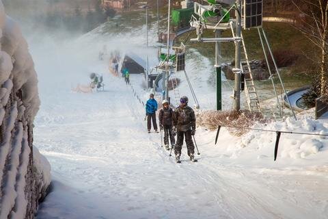 <p>
	Geöffnet ist bislang nur der obere Hang, auf dem sich am Sonntag nach Angaben von Jörg Hammer mehrere hundert Ski- und Snowboardfahrer tummelten.</p>
