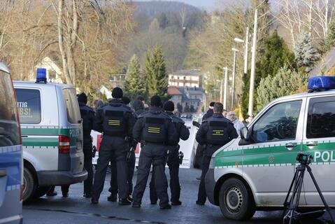 <p>
	Gegen 14.30 Uhr hatten sich schätzungsweise 50 Asylgegner auf der Anton-Herrmann-Straße am Abzweig Dittersdorfer Weg zusammengefunden.</p>
