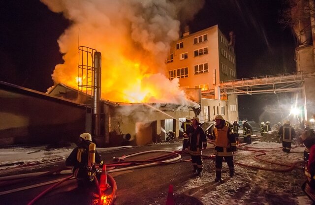 <p>
	Beim Eintreffen stellten die Einsatzkräfte einen Brand in einem Anbau hinter dem mehrstöckigen Betriebsgebäude fest.</p>
