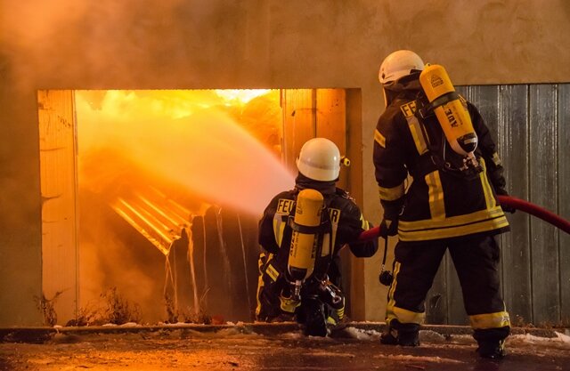 <p>
	Ein entzünden des Heizöls sowie das Übergreifen des Feuers auf das Firmengebäude oder benachbarte Wohnhäuser konnte verhindert werden.</p>
