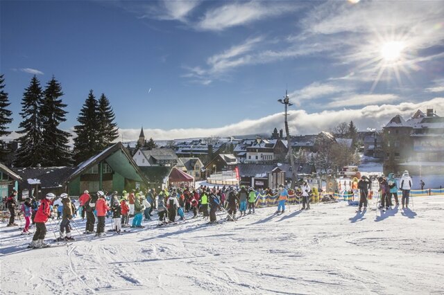 <p>
	In Skigebiet Oberwiesenthal ist nun endlich Wintersport möglich. In den letzten Tagen liefen die Schneekanonen bei perfekten Minustemperaturen auf Hochtouren.</p>
