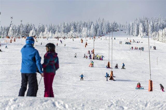 <p>
	Gegen 10 Uhr waren am Donnerstag dann auch schon hunderte Skifahrer im Gebiet unterwegs. Dabei schien bei minus zwei Grad Celsius die Sonne - ideale Wintersportbedingungen.</p>

