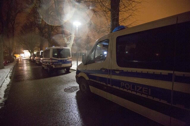 <p>
	Die alarmierten Beamten konnten die Lage beruhigen. Bis 2 Uhr waren etwa 50 Beamte im Einsatz. Die Polizeidirektion Chemnitz wurde dabei von Einsatzkräften der Bereitschaftspolizei Sachsen und der Polizeidirektion Dresden unterstützt.</p>
<p>
	&nbsp;</p>
