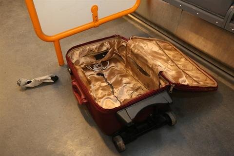 <p>
	Der Koffer war von einem Zugbegleiter in der S-Bahn aus Leipzig gefunden worden. Daraufhin wurde der Hauptbahnhof evakuiert.</p>

