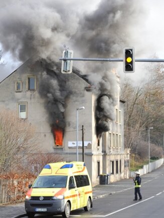 <p>
	Noch während die Augenzeugen die Rettungskräfte alarmierten, stiegen erste Flammen aus Fenstern der ersten Etage auf.</p>
