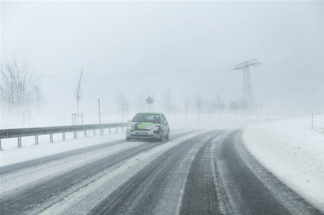 <p>
	Betroffen waren vor allem die Straßen zwischen Zwönitz und Geyer, die B 95 bei Bärenstein und die B 95 bei Oberwiesenthal. Auch Autofahrer hatten Mühe, im nassen Schnee voranzukommen. Der Winterdienst war im Dauereinsatz.</p>
<p>
	&nbsp;</p>
