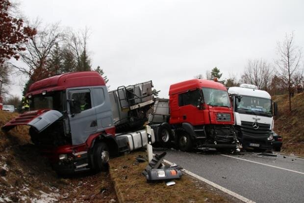 <p>
	Straßenglätte löste in Krauschwitz (Landkreis Görlitz)&nbsp;einen Auffahrunfall mit acht Fahrzeugen aus - darunter mehrere Lkw. Ein Autofahrer wurde leicht verletzt, wie ein Polizeisprecher am Mittwoch sagte.</p>
