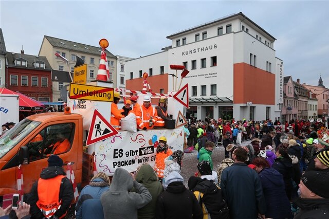 <p>
	Der Chef der orangefarbenen Truppe war Bürgermeister Lothar Ungerer (parteilos). Seit letztem Sommer führen Hinweistafeln Autofahrer in die Irre, da der direkte und kürzere Weg ins Meeraner Stadtzentrum als &quot;Nebenstrecke&quot; ausgeschildert ist.</p>
