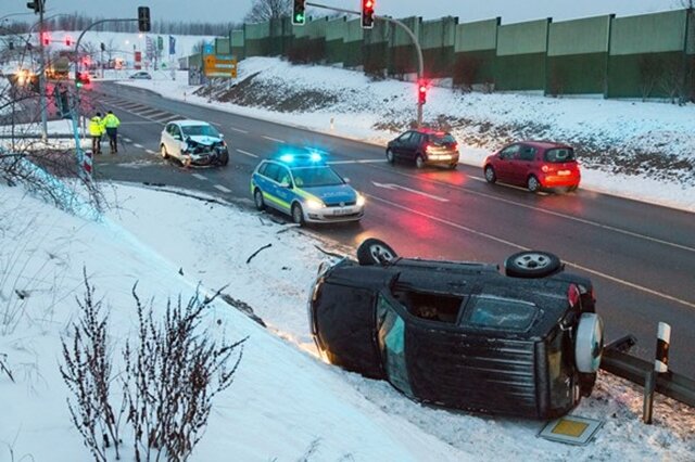 <p>
	Bei einem Unfall am Autobahnzubringer in Stollberg hat sich am Mittwochmorgen ein Suzuki überschlagen und ist hinter der Leitplanke liegen geblieben.</p>
