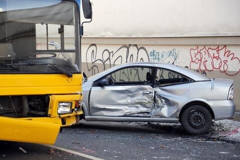 <p>
	Ein 79-jähriger Opel-Fahrer hatte beim Abbiegen von der Salzstraße in die Schönherrstraße den Bus der CVAG übersehen.</p>
