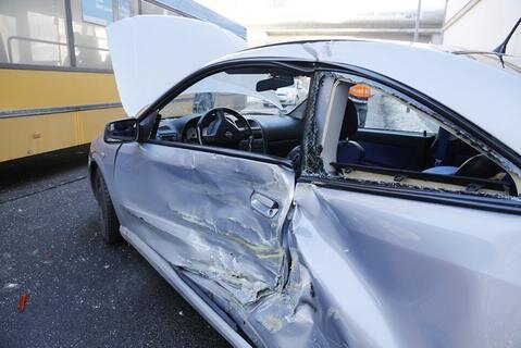 <p>
	Der Opel-Fahrer und seine gleichaltrige Beifahrerin wurden schwer verletzt.</p>
